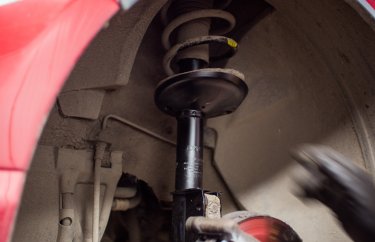 Замена амортизаторов Рено Сандеро (фото и видео)