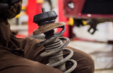 Замена амортизаторов Рено Сандеро (фото и видео)