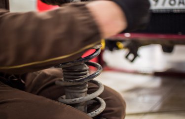 Замена амортизаторов Рено Сандеро (фото и видео)