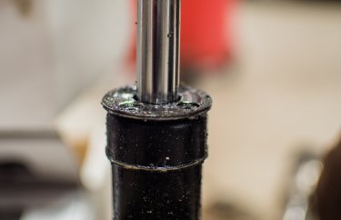 Замена амортизаторов Рено Сандеро (фото и видео)