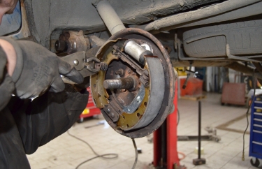 Замена задних тормозных колодок Рено Кангу