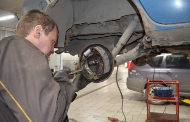 Замена задних барабанных тормозных колодок Рено Кангу