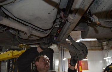 Установка троса ручного тормоза Рено Кангу