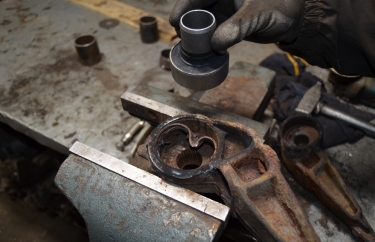 Старый и новый сайлентблоки задней балки Рено Кангу