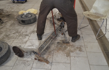 Выбиваем торсион заденей балки Рено Кангу