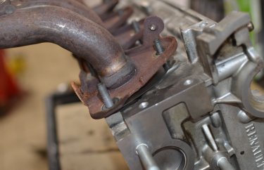 Крепим выпускной коллектор Рено Логан