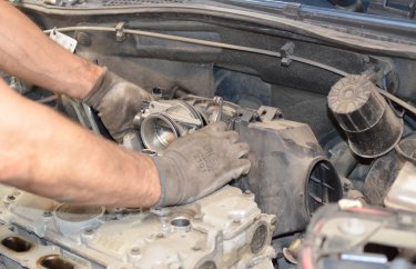 Снимаем дроссельную заслонку Рено Логан