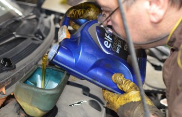 Заливаем новое моторное масло Elf в Рено Колеос