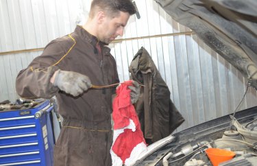 Проверяем уровень масла в двигателе Рено Сандеро