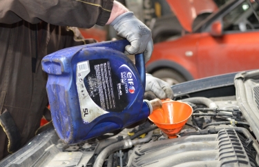 Заливаем моторное масло Рено Флюенс