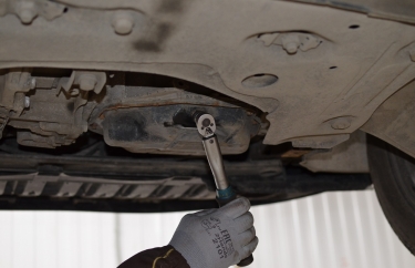 Затяжка сливной пробки Рено Флюенс динамометрическим ключом