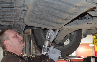 Обеспечиваем доступ к сливным пробкам Рено Флюенс