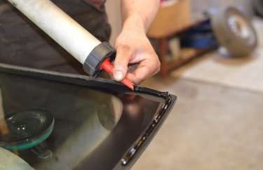 Наносим клей на новое лобовое стекло Рено Кангу