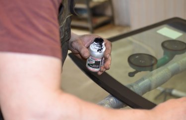 Используем праймер перед нанесением клея