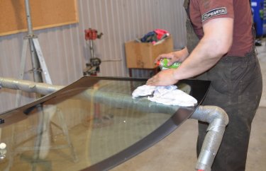 Обезжиривание нового лобового стекла Рено Кангу