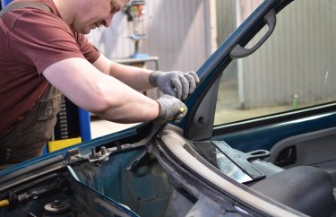 Зачищаем посадочное место от старого клея