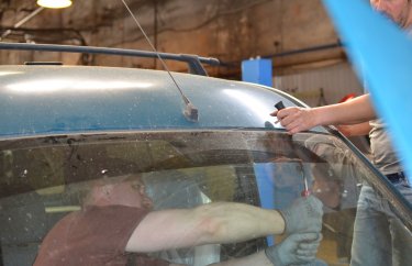 Вырезаем старое лобовое секло Рено Кангу