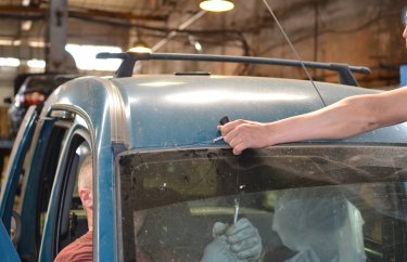 Вырезаем старое лобовое секло Рено Кангу