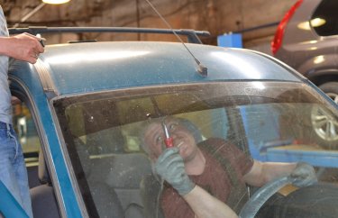 Вырезаем старое лобовое секло Рено Кангу