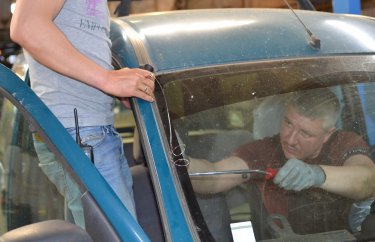 Вырезаем старое лобовое секло Рено Кангу