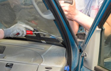 Вырезаем старое лобовое секло Рено Кангу