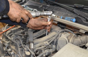 Выкручиваем свечи зажигания Рено Меган 3