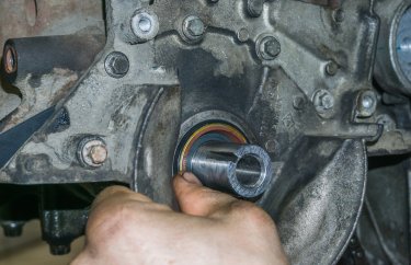 Новый сальник коленчатого вала Рено Кангу